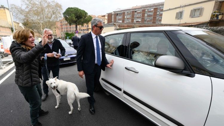 Papa Francesco si ferma per salutare alcuni "vicini di casa" a pochi passi dall'ingresso del Perugino