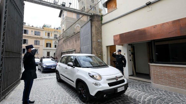 Popiežius sekmadienį sugrįžo į Vatikaną 2025 m. kovo 23 d.