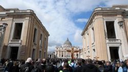 Piligrimų grupė žengia link Šv. Petro bazilikos 