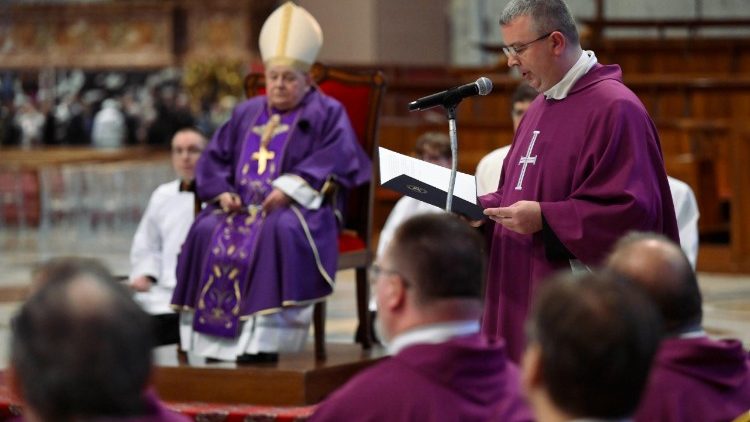Otec Roman Czudek čte papežské poselství
