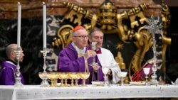 الكاردينال بارولين يترأس القداس لمناسبة الجمعية السينودسية الثانية للكنائس في إيطاليا 