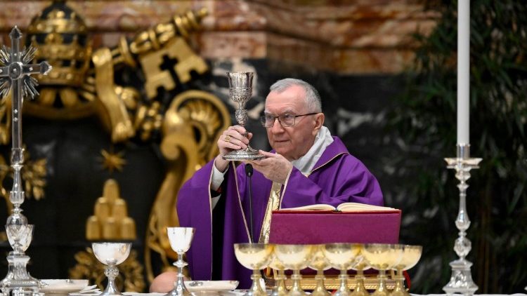 Kardinál státní sekretář při mši sloužené ve Svatopetrské bazilice v rámci druhého synodálního shromáždění církví v Itálii 