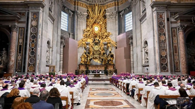 Mše u oltáře Katedry ve Svatopetrské bazilice u příležitosti druhého synodálního shromáždění církví v Itálii