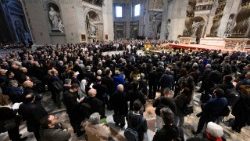 Đông đảo tín hữu hành hương trong Đền thờ Thánh Phêrô