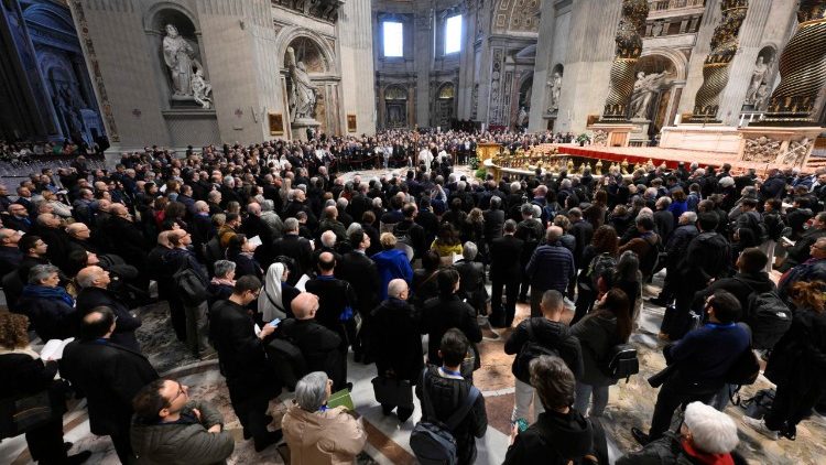 Đông đảo tín hữu hành hương trong Đền thờ Thánh Phêrô