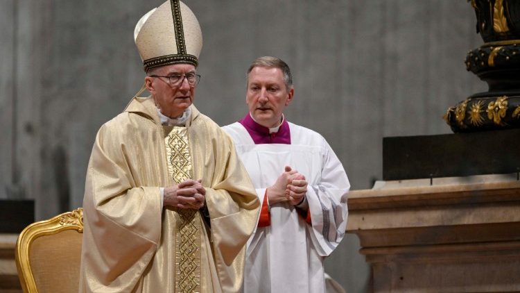 Kard. Pietro Parolin počas eucharistie v Bazilike sv. Petra, 2. apríl 2025