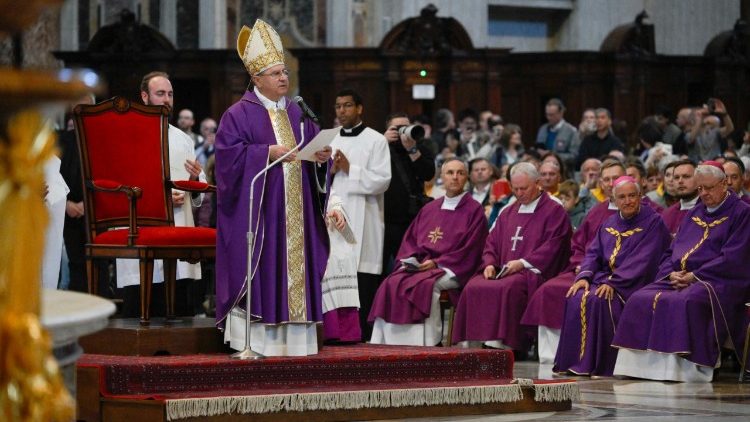 Mons. Bernard Bober číta pozdrav od pápeža Františka