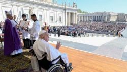 2025.04.06 Papa Francisko awabariki waamini waliounganika katika Uwanja wa Mtakatifu Petro katika fursa ya Jubilei ya Wagonjwa na Ulimwengu wa kiafya.