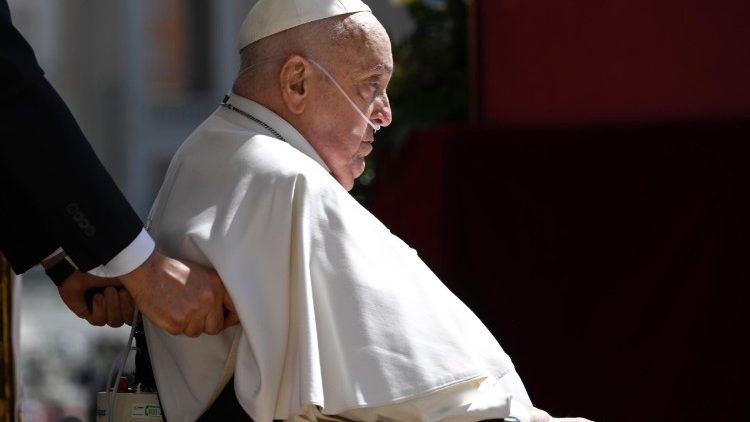 El Papa Francisco en su llegada sorpresa a la Plaza de San Pedro el pasado domingo (foto de archivo)