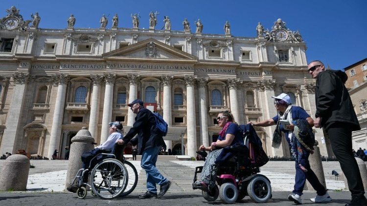 Các bệnh nhân được giúp đến tham dự Ngày Năm Thánh bệnh nhân