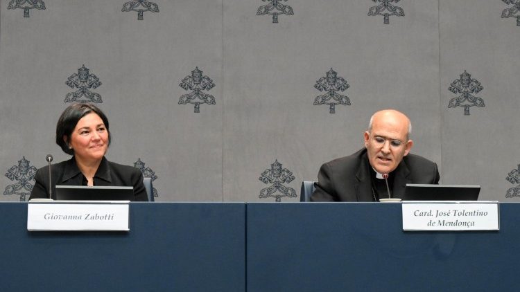 Kuratorin Zabotti und Kardinal José Tolentino de Mendonça, Präfekt des vatikanischen Dikasteriums für Kultur und Bildung 