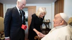 Charles und Camilla beim Besuch bei Papst Franziskus