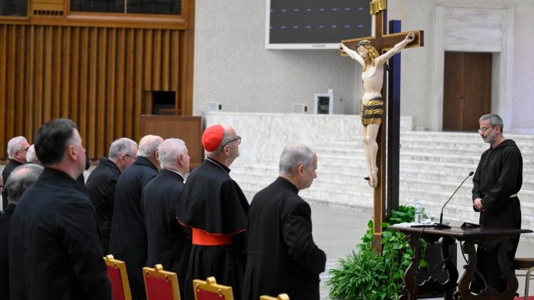 La preghiera iniziale in Aula Paolo VI 