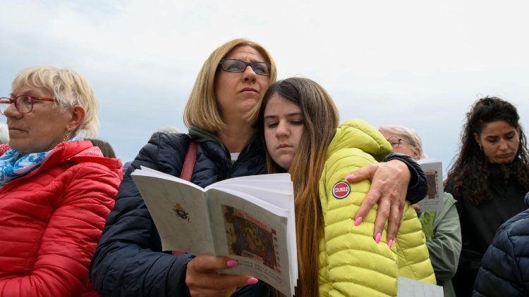 Svátky a dny strávené s rodiči a prarodiči mohou být okamžiky jedinečného štěstí, píše papež v měsíčníku Vatikánské baziliky - záběr z Květné neděle na Svatopetrském náměstí.