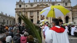 Bei einer Messfeier auf dem Petersplatz