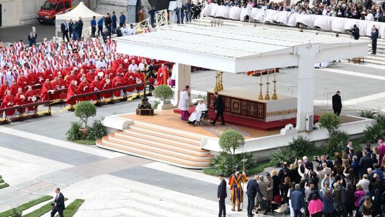 Ob sklepu svete maše na cvetno nedeljo na Trgu sv. Petra je prišel tudi papež Frančišek.