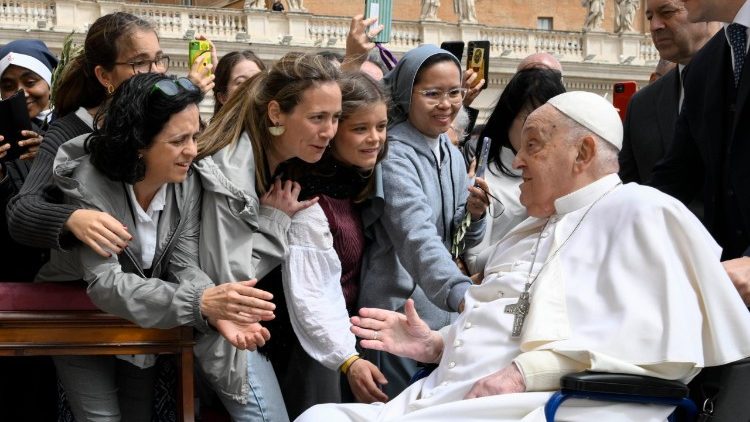 El Papa Francisco por sorpresa en la Plaza de San Pedro al final de la misa del Domingo de Ramos.