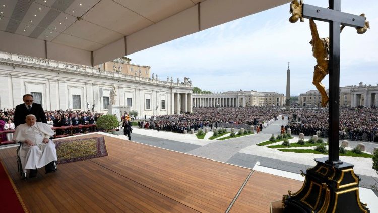 Ferenc pápa a szertartás végén köszöntötte a híveket 