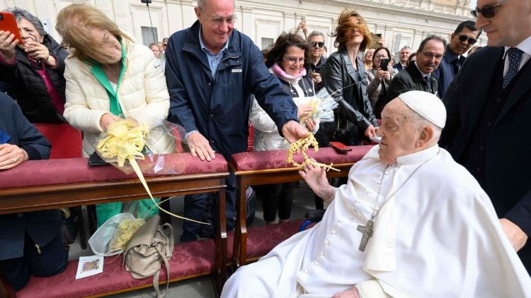 Pope Francis during his visit among the faithful on Palm Sunday