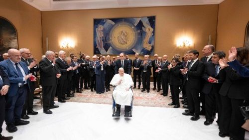 Il Papa incontra la comunità del Gemelli in Vaticano: "Grazie per il buon servizio"