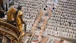 2025.04.17 GiovedÃ¬ della Settimana Santa â   Messa del Crisma presieduta dal Cardinale Domenico Calcagno