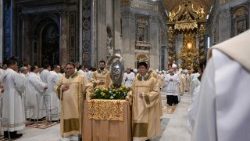 2025.04.17 GiovedÃ¬ della Settimana Santa â   Messa del Crisma presieduta dal Cardinale Domenico Calcagno