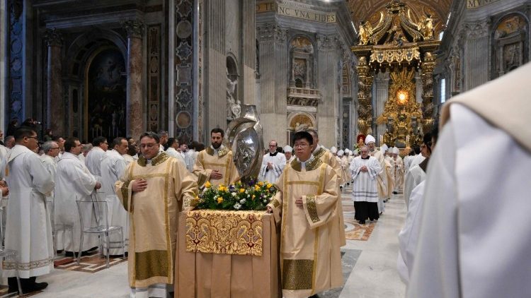 Die Diakone bringen in Prozession die Vasen mit den Ölen: eine Amphore mit dem Krankenöl, eine mit dem Katechumenenöl und eine große Amphore mit dem Chrisam - und ein kleineres Gefäß mit Balsam