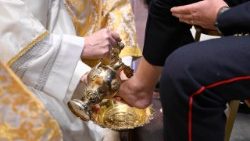 Nghi thức rửa chân trong Thánh lễ chiều thứ Năm Tuần Thánh