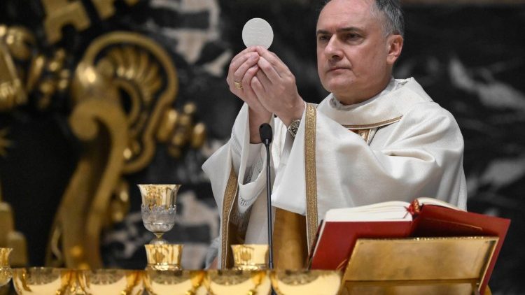 الكاردينال غامبيتي: في عالمٍ "يخون" من أجل الربح، لنختر "قوة الخدمة"