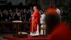 Кардынал Клаўдыё Гуджэроці падчас пакутнага набажэнства ў Вялікую Пятніцу