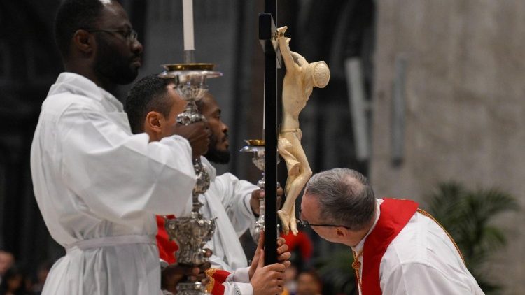 Il cardinal Gugerotti bacia la croce durante l'adorazione