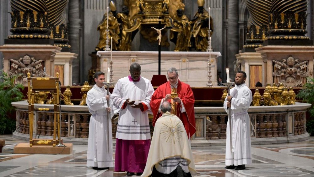 Cardinalul Claudio Gugerotti, la celebrarea patimii și morții Domnului în bazilica San Pietro