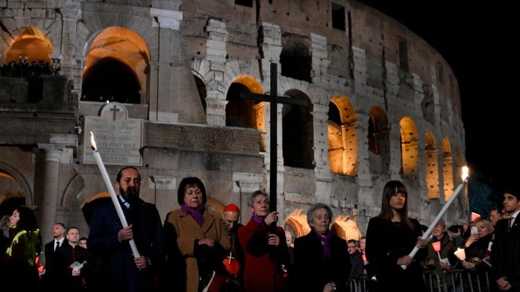 A tavalyi Via Crucis a Colosseumnál - a keresztvivők stációként váltották egymást 