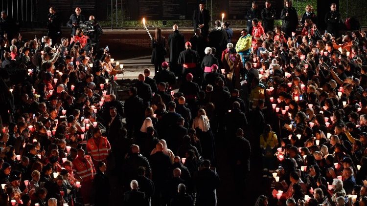 A multid&atilde;o de fi&eacute;is entre as vias do Coliseu