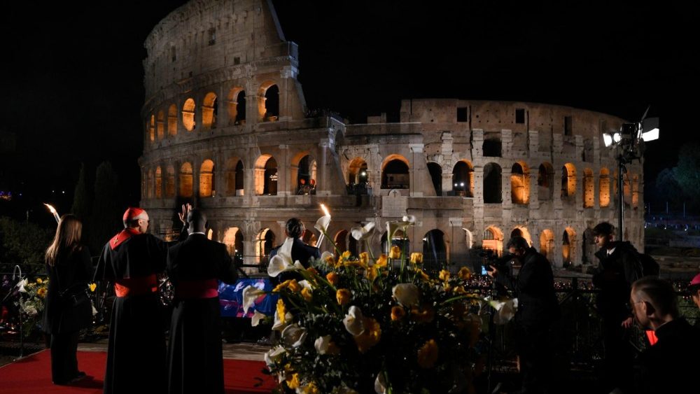 Via-Sacra no Coliseu em 2025