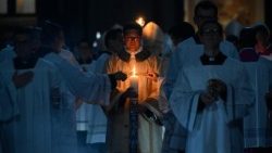 Liturgia wigilii paschalnej, podczas której dorośli neofici przyjmują chrzest
