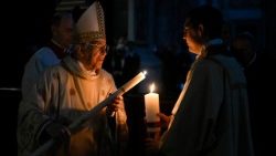 Le cardinal Giovanni Battista Re, doyen du collège cardinalice, allumant le cierge pascal