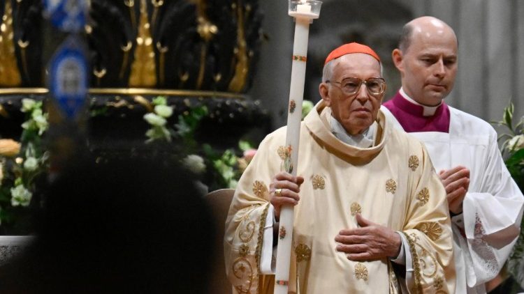 Kardinali Re wakati wa mkesha wa Pasaka 2025