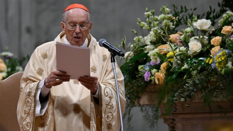 Kardinal Re verliest die Predigt des Papstes