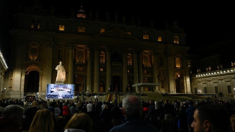 Gläubige auf dem Platz verfolgten die Feier