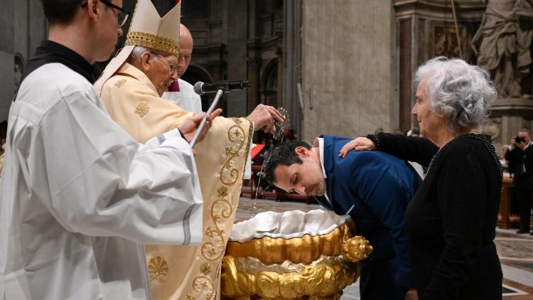 Ubatizo wa wakatekumeni wakati wa misa ya mkesha wa Pasaka