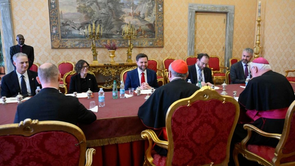 Cardinalul secretar de stat Pietro Parolin și vicepreședintele american James David Vance