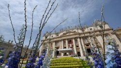Sainte messe de Pâques, présidée par le cardinal Angelo Comastri, vicaire général émérite de la Cité du Vatican, place Saint-Pierre, dimanche 20 avril 2025.