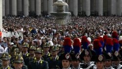 Paavi Franciscuksen saarna pääsiäismessussa: Meidän tulee juosta Jeesuksen luo