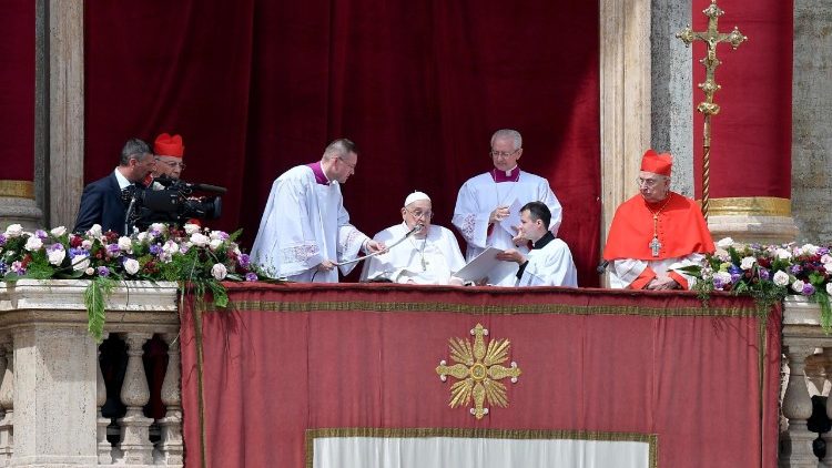 El Papa imparte la bendición "Urbi et Orbi" en el Domingo de Pascua del Año de Gracia 2025.