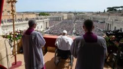 Papst Franzikus auf der Mittelloggia des Petersdoms.
