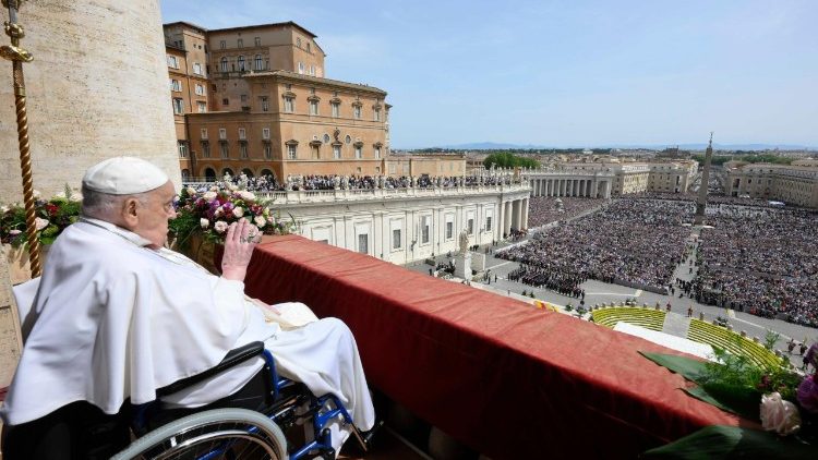 Ostatnie błogosławieństwo papieża Franciszka przed rokiem. Teraz Leon XIV przypomniał jego wielkie świadectwo wiary i miłości