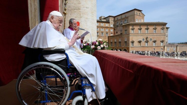 Papa akitoa baraka za Uribi et Orbi