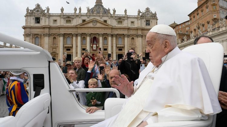 Papa aliwasalimu waamini katika Uwanja wa Mtakatifu Petro