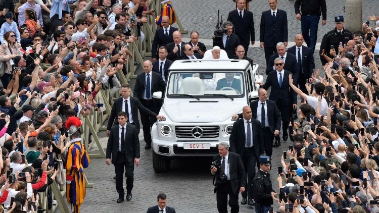 Papa akiwazungukia waamini na mahujaji